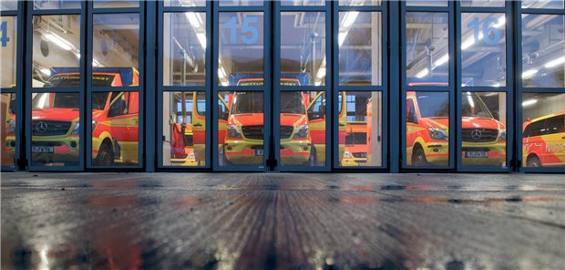 Brandenburg: Mehr als 40 Übergriffe auf Sanitäter im Jahr 2021 – Land weiß nichts von Gewalt in Prax Rettungsdienst in Brandenburg: Über 40 Übergriffe auf Mitarbeiter zählte die Polizei im Jahr 2021.