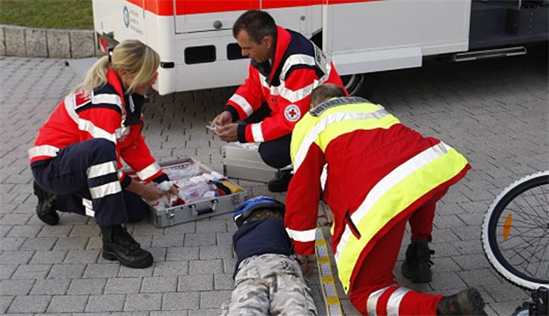 Die Angst fährt mit zum Einsatz Rettungseinsatz nach einem Fahrradsturz: Bei pädiatrischen Notfällen bieten Notfalllineale schnelle Angaben zur richtigen Medikamentendosis.