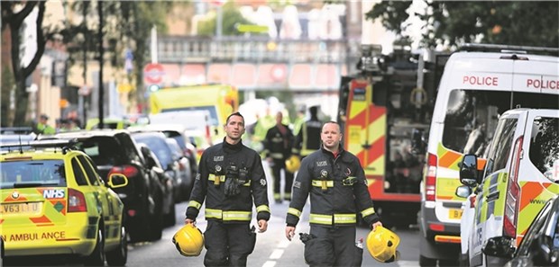 Terror in London löste reaktionsschnelle Hilfe aus Rettungskräfte an der Londoner U-Bahnstation Parsons Green. Erste Verletzte wurden binnen 15 Minuten versorgt. © dpa