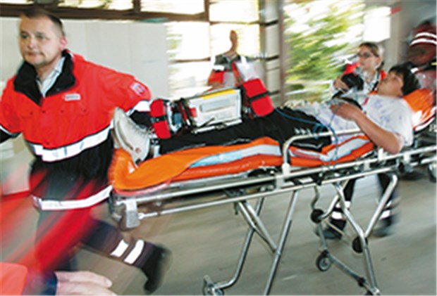 Kliniken wappnen sich für Terroranschläge Rettungskräfte bringen bei einer Übung einen Mann in die Notaufnahme. Mit solchen Übungen bereiten sich Kliniken auch auf Anschläge vor.