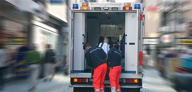 Randale gegen Rettungskräfte Rettungskräfte im Einsatz: Im Notfall sind dann auch schon mal Autos und Straßen blockiert.