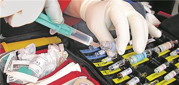 Rettungskräfte können schneller Medikamente geben, wenn Telenotärzte es anordnen.