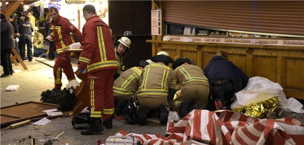Was die Versorgung nach einer Terrorattacke erschwert Rettungskräfte versorgen Verletzte nach dem Anschlag auf den Weihnachtsmarkt am Breitscheidplatz am 19. Dezember 2016.