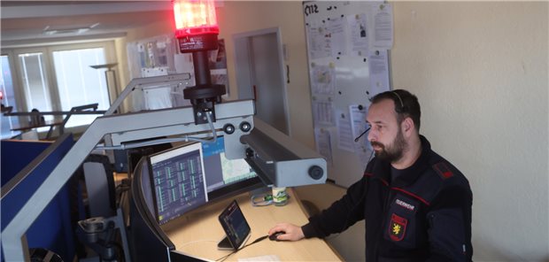 Rettungsleitstellen, hier ein Feuerwehrmann in einer Leitstelle in Gera (Thüringen), sind in Niedersachsen zur Streitsache geworden: Die Kassen fordern Kommunen und Kreise zur Zusammenlegung von Einrichtungen auf.
