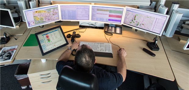 Notfallreform: Vertragsärzte und Leitstellen arbeiten an Kriterienkatalog für Notrufabfrage Ein Mitarbeiter der integrierten Leitstelle Freiburg sitzt an seinem Arbeitsplatz.