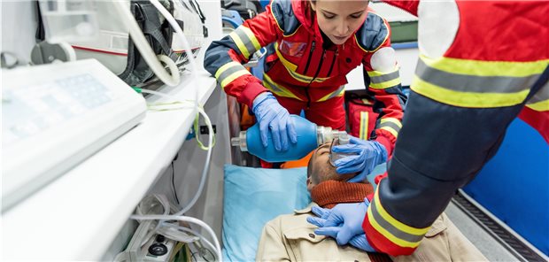 Wenn Tote plötzlich wieder Lebenszeichen geben Rettungssanitäter bei der Wiederbelebung: Bleibt der Erfolg aus, sollten Patienten noch mindestens zehn Minuten überwacht werden, raten Notfallmediziner.
