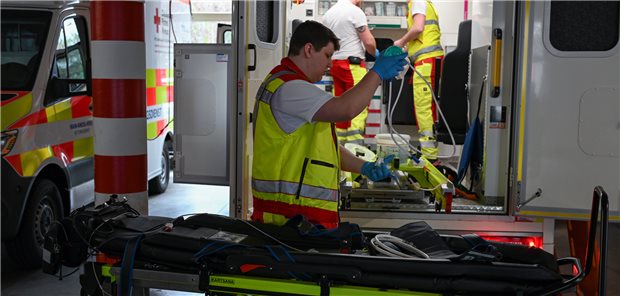Hessen will flächendeckend Telenotarztsystem einführen Rettungssanitäter des DRK-Kreisverbands Gelnhausen-Schlüchtern machen ihren Rettungswagen nach einem Einsatz wieder fit. Hessen testet bereits seit Ende 2018 im Main-Kinzig-Kreis ein Telenotarztsystem. Dabei entscheidet die Besatzung des Rettungswagens am Einsatzort, wann eine telemedizinische Beratung nötig ist.