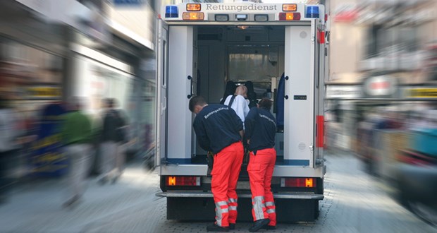Der Notarzt ist "online" dabei Rettungssanitäter stellen bei einem Notruf schnell die Erstversorgung sicher.