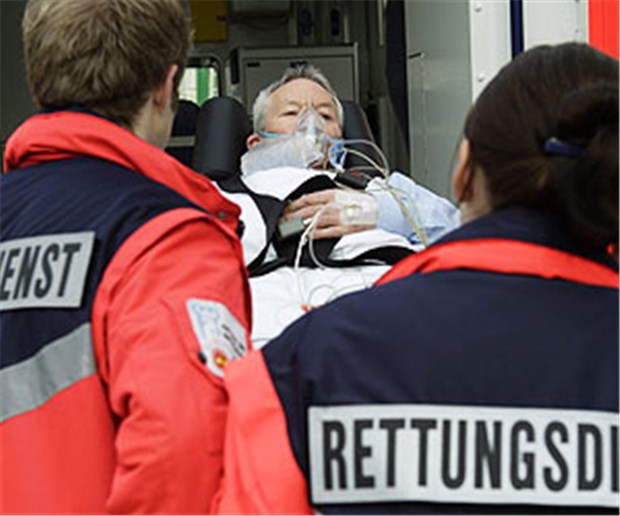 Kassen und Kliniken wollen Vernetzung beim Notdienst Rettungssanitäter transportieren einen Patienten in die Klinik.