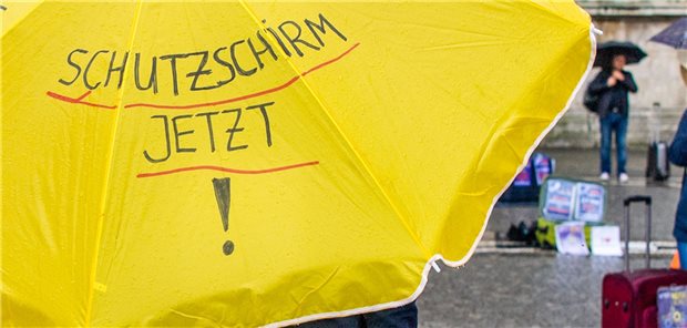 Spahn spannt Corona-Schutzschirm weiter auf Rettungsschirm in der Corona-Krise. Jens Spahn holt nun auch Physio- und Ergotherapeuten, Logopäden, Podologen und medizinische Masseure darunter.