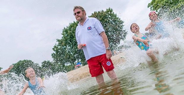 Lebensretter mit Nachwuchssorgen Rettungsschwimmer Michael Wittstock steht am Unterbacher See in Düsseldorf im Wasser und passt auf die Badegäste auf.