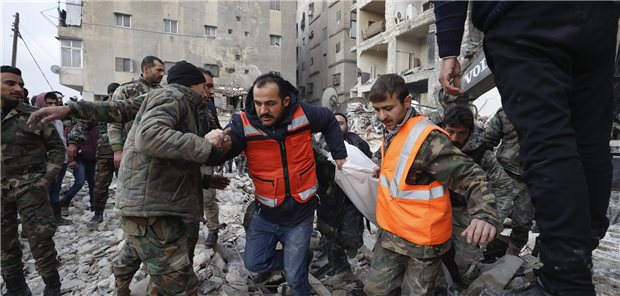 „Ärzte ohne Grenzen“: Lage im Erdbebengebiet „wirklich katastrophal“ Rettungsteams tragen die Leiche eines Opfers aus einem zerstörten Gebäude. Die Zahl der Toten im Erdbebengebiet an der türkisch-syrischen Grenze steigt – und nach wie vor werden viele Menschen unter den Trümmern vermutet.