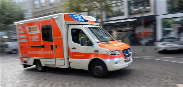 Rettungswagen auf dem Weg zum Einsatzort: In Baden-Württemberg will man Engpässe im Rettungdienst mithilfe von Telenotärzten beseitigen.
