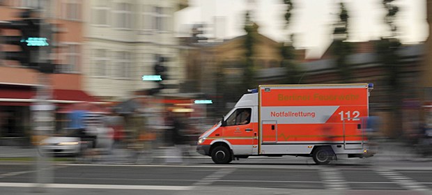 Rettung für den Rettungsdienst Rettungswagen in Berlin: Nach dem Willen der Politik sollen in wenigen Jahren Notfallsanitäter an Bord sein.