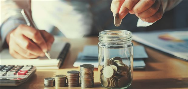 Rezept gegen Krankenkassendefizit: Mit spitzem Stift und kleinteilig gerechnet.  lovelyday12 / stock.adobe.com