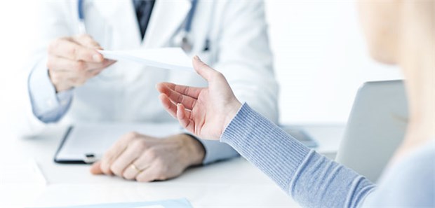 Kliniken lehnen Schiedsspruch ab Rezept und Krankschreibung vom Klinikarzt. Die DKG will die Spielregeln dafür selbst aufsetzen.
