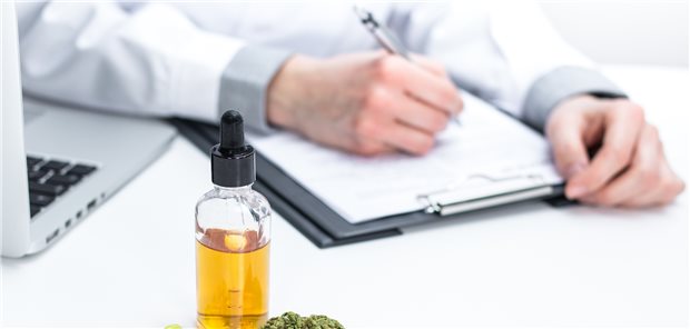 Rezeptausstellung: Hausärzte verordnen bevorzugt Cannabisblüten, Anästhesiologen eher Fertigarzneimittel.