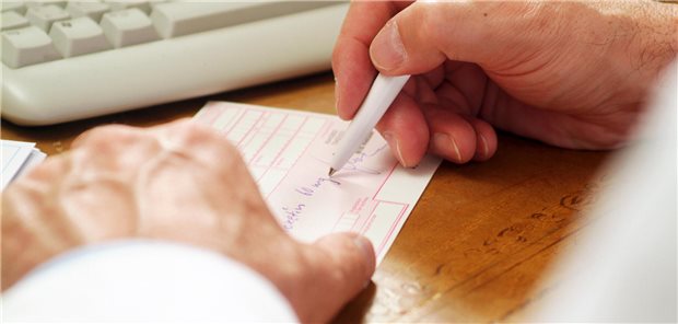 Arzt stellt Rezepte aus