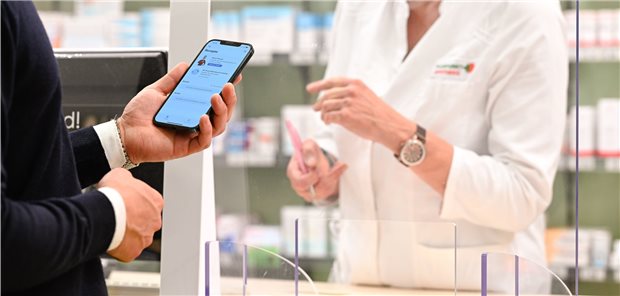 Rezepteinlösung mit dem Smartphone: Ab Januar sollte das flächendeckend möglich sein, wenn Praxen über die notwendige Technik verfügen.
