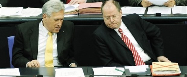 Konjunkturkrise bei den Krankenkassen? Rezessionsangst: Minister Michael Glos (CSU) und Peer Steinbrück (SPD) bei den Haushaltsberatungen für das Jahr 2009.