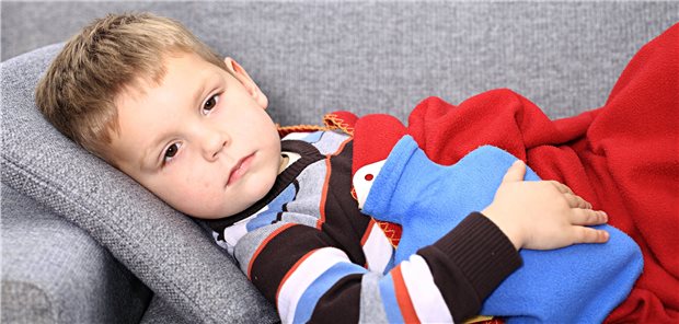Reizdarm bei Kindern: Was ist zu tun? Rezidivierende Bauchschmerzen beim Kind? Die Leitlinie weist auf Alarmsymptome hin.