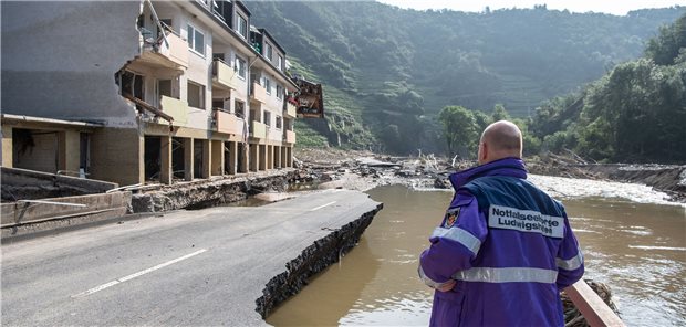 Flutkatastrophe hinterlässt „Narben, die man nie vergisst“ Rheinland-Pfalz, Mayschoß: Ein Notfallseelsorger macht sich ein Bild von den Zerstörungen im Ortskern von Mayschoß. Zahlreiche Häuser in dem Ort wurden von der Flutwelle stark in Mitleidenschaft gezogen oder ganz fortgerissen.