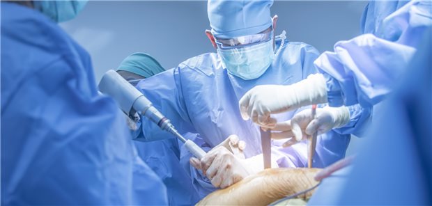 Rheumaorthopädische Eingriffe werden seltener: Flächendeckend wird in Deutschland nur noch ein geringer Prozentsatz der Endoprothesen an Hüfte, Knie und Schulter wegen einer RA implantiert.