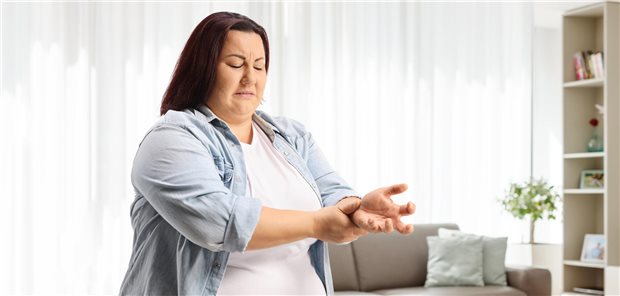 Rheumatherapie mit Hindernissen: Adipositas erhöht die Wahrscheinlichkeit, dass Patienten und Patientinnen die therapeutischen Ziele nicht erreichen – und wenn sie es tun, ist es schwer, den erreichten Therapieerfolg aufrechtzuerhalten. (Symbolbild)