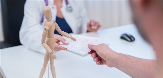 Bei Rheuma: Umstellung auf Biosimilar nur durch Ärzte! Rheumatologen müssen ihren Patienten nicht immer ein günstigeres Biosimilar verordnen. Rabattverträge machen es möglich.