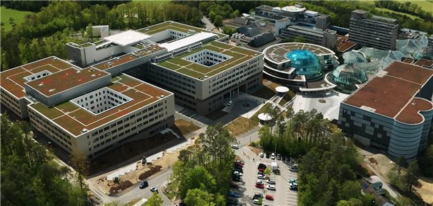 Weniger Patienten, aber mehr Umsatz bei Rhön-Kliniken Rhön-Campus in Bad Neustadt: Der auf Schwerpunkt- und Maximalversorger spezialisierte Klinikkonzern hat im ersten Halbjahr 2020 deutlich weniger Patienten behandelt.