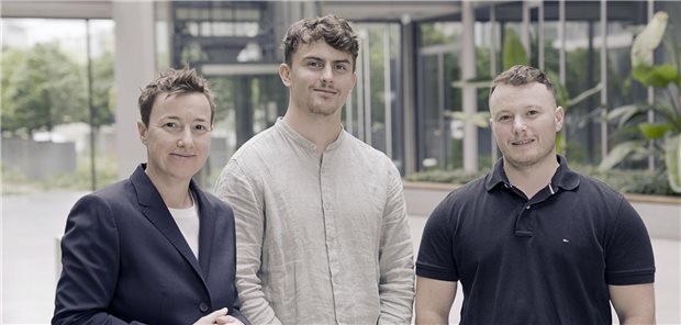 Ausgezeichnet: Computergestützte Diagnostik und Dokumentation mit KI Richard Fobo (mitte), Johannes Ruopp und Kerstin von Diemar von Curevision