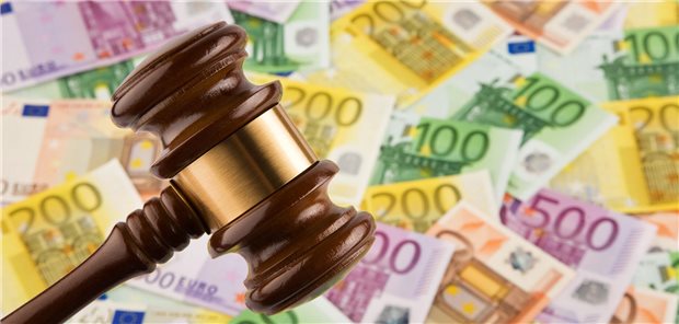 Richterhammer vor Geldscheinen