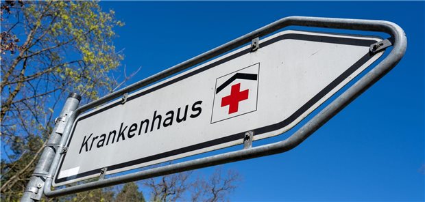 Ein öffentliches Hinweisschild, auf dem "Krankenhaus" steht.