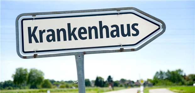 Schild mit Aufschrift "Krankenhaus"