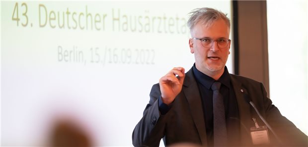 Rief seine Kolleginnen und Kollegen zu Selbstbewusstsein auf: Der neue Vorsitzende des Deutschen Hausärzteverbands Dr. Markus Beier (Archivbild).