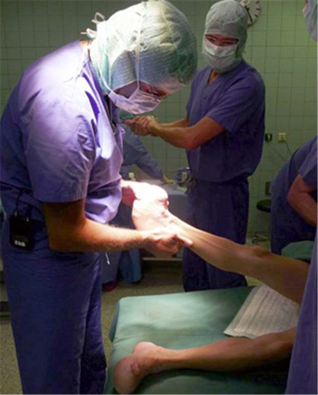 Die "Knochen-Docs" sind wieder bei der Arbeit Riesenfuß, schwierige Op, Knochen-Docs bei der Arbeit.