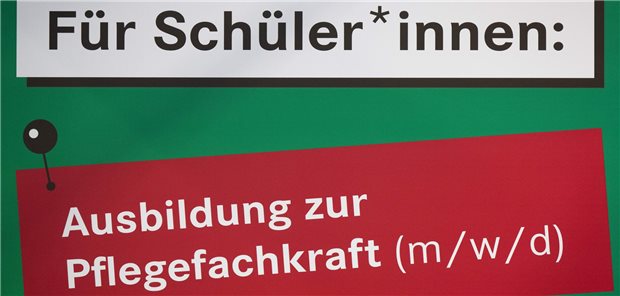 Ein Schild mit der Aufschrift "Schüler*innen" und "Pflegefachkraft" hängt auf der Jobmesse "KarriereStart".