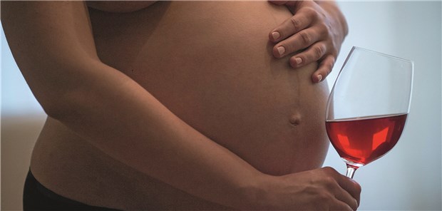 Risiko Alkohol in der Schwangerschaft: Britische Forscher sehen einen kausalen Zusammenhang zwischen pränataler Alkoholexposition und einer kognitiven Beeinträchtigung bei dem betreffenden Kind.