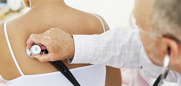 Akuter Husten erfordert Diagnostik und Therapie mit Augenmaß Risiko Pneumonie: Besondere Wachsamkeit ist ratsam bei Beschwerden wie Atemnot, Tachypnoe, Thoraxschmerzen und Tachykardie.