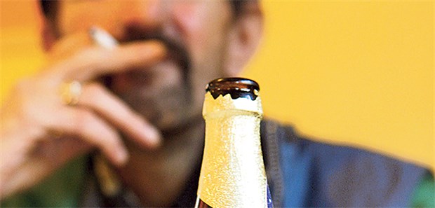 Risikofaktoren für viele Krebserkrankungen: Alkohol- und Tabakkonsum gehen oft Hand in Hand.