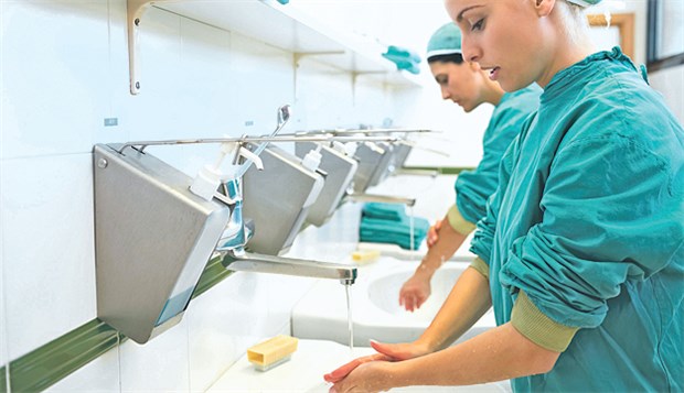Kliniken legen sich ins Zeug Risikovorsorge im Krankenhaus beginnt beim Händewaschen - hört bei der Einrichtung eines Fehlermeldesystems allerdings noch lange nicht auf.
