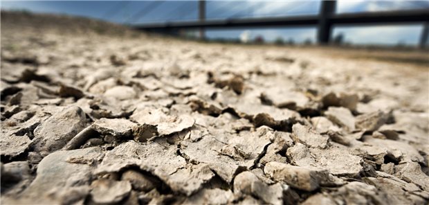 Rissige Erde durch lange Trockenheit. Der Klimawandel macht sich auch in den Praxen bemerkbar auf unterschiedliche Weise.