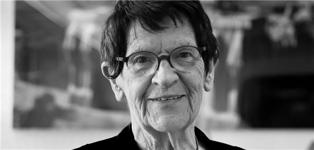 Rita Süssmuth: Kämpferin gegen Diskriminierung Rita Süssmuth steht in ihrem Büro im Deutschen Bundestag.