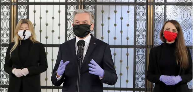 Polen will härteres Abtreibungsrecht Robert Biedron, Vorsitzender der Wiosna-Partei und Präsidentschaftskandidat, spricht während einer Pressekonferenz im Sejm über einen Gesetzentwurf zur Verschärfung des Abtreibungsgesetzes.