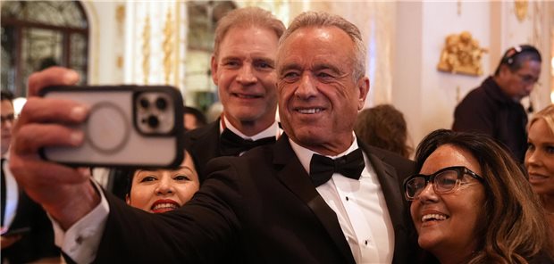 USA: Impfgegner Robert F. Kennedy soll nächster Gesundheitsminister werden Robert F. Kennedy Jr. trifft ein, bevor der designierte US-Präsident Trump während einer Gala des America First Policy Institute in seinem Anwesen in Mar-a-Lago spricht.