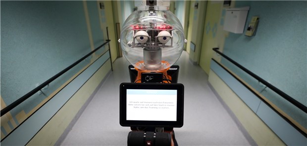 Fraunhofer-Chef hat keine Angst vorm intelligenten Roboter Roboter Ringo wartet auf einem Flur im Krankenhaus Waldkliniken Eisenberg auf einen Patienten zum Geh-Training. Wird künstliche Intelligenz für den Menschen beherrschbar bleiben?