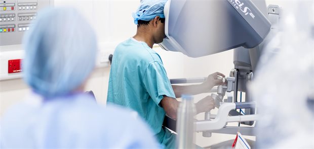 Roboter-assistierte Chirurgie im OP: Die im Vergleich zur händischen minimal-invasiven Chirurgie ergonomische Haltung erleichtert Operateuren die Arbeit. Viele Arbeitsschritte sind mithilfe des Op-Roboters deutlich schneller möglich. Für Anleger ist entscheidend zu erkennen, welche Unternehmen langfristig bei der neuen Technik die Nase vorn haben.
