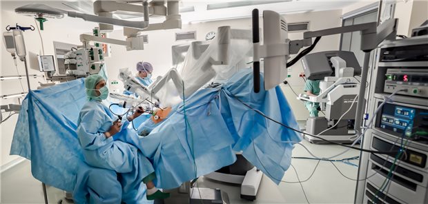 Roboter-assistierte Prostatektomie in der Martini-Klinik in Hamburg: Der Einsatz von Op-Robotern wie den Da-Vinci-Systemen wird laut Asklepios-Umfrage von 61 Prozent der Menschen befürwortet. Auch die Zustimmungsraten zu anderen digitalen Anwendungen sind hoch beziehungsweise sie steigen.