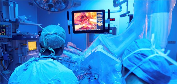 Roboter-assistierte chirurgische Behandlung eines Prostatakarzinoms im Onkologischen Institut in San Sebastian, Spanien. Bei der Prostatektomie unterstützt die Mediziner das Roboter-Modell „Da Vinci“.