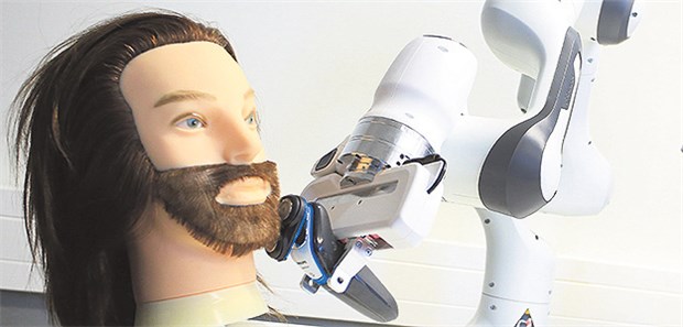 Was Robotik in der Medizin leisten kann Roboterarm Panda verfügt über einen nahezu menschlichen Tastsinn, damit kann er eigenständig Pflege-Aufgaben wie hier das Rasieren, übernehmen.